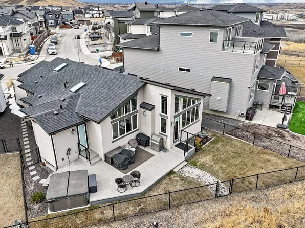 64 NW Walcrest Vw SE, Calgary, AB T2X 4G3