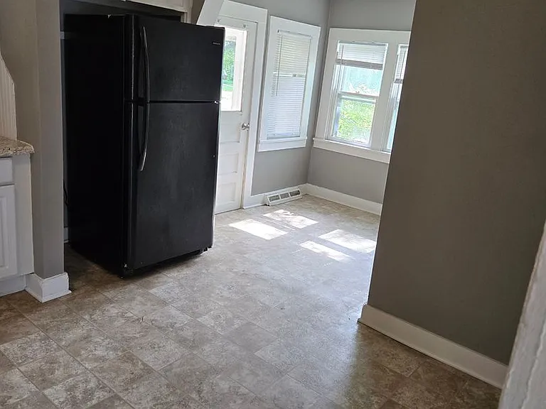 439 E High St — Photo 9