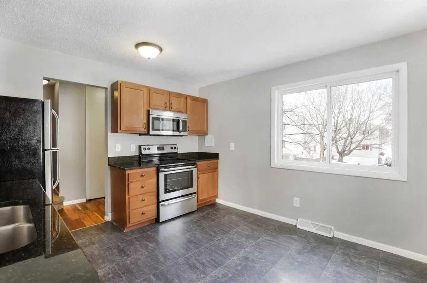 Beautiful 3Bed 2Bath End-Unit Townhome in Maplewood — Photo 3