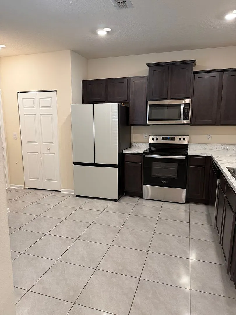 Spacious 2-Bedroom Townhome Near River City — Photo 1