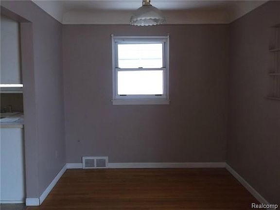 4th image of 29715 Rosslyn Ave