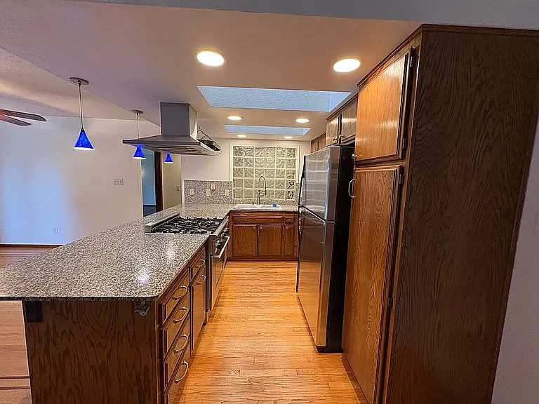 4 bed, 2115 sqft, $4,200 — Photo 3