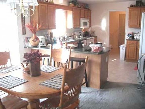 dining area, kitchen