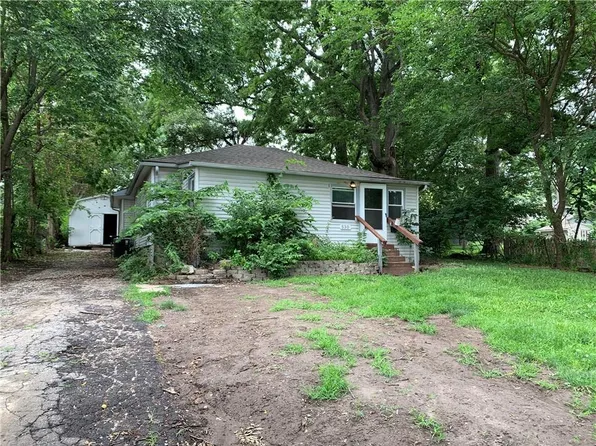 530 S Willow Ave, Sugar Creek, MO 64053