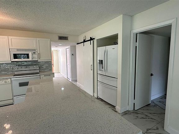 3rd image of 401 Lakeview Dr APT 106