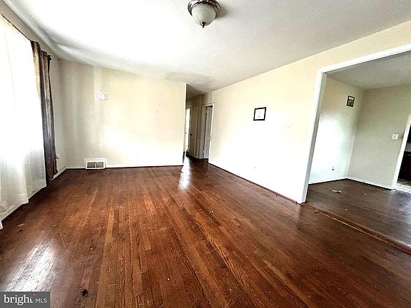 4th image of 3516 Riviera St