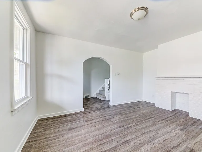 20 Sylvania Ave — Photo 3