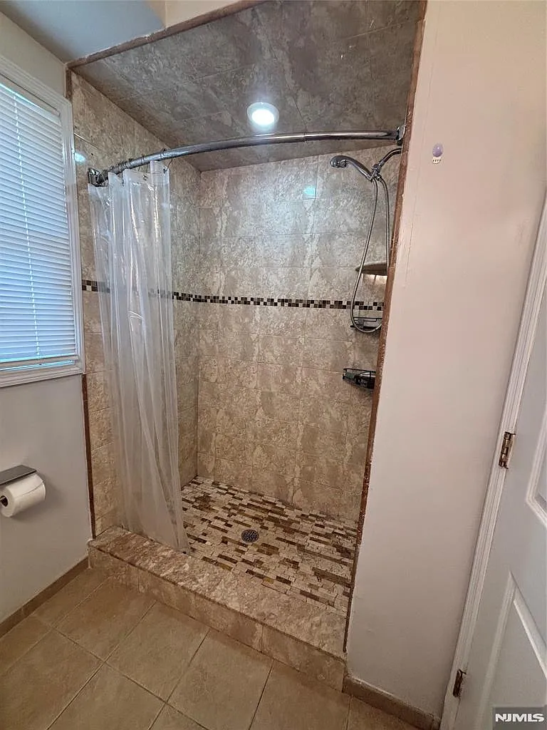 2 bed, $1,900 — Photo 4