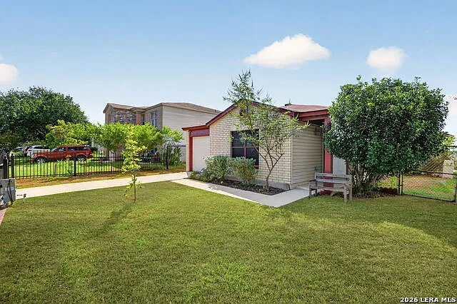 2 bed, 1.0 bath, 872 sqft, $1,350 — Photo 3