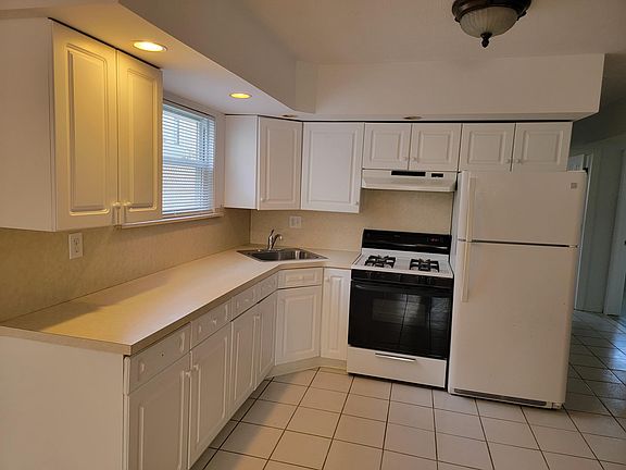 2nd image of 432 Fanning St Floor 1
