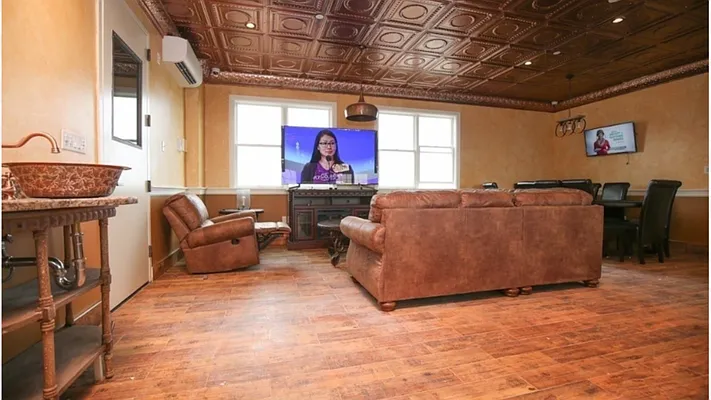 Rented by Nooklyn NYC LLC | media 100