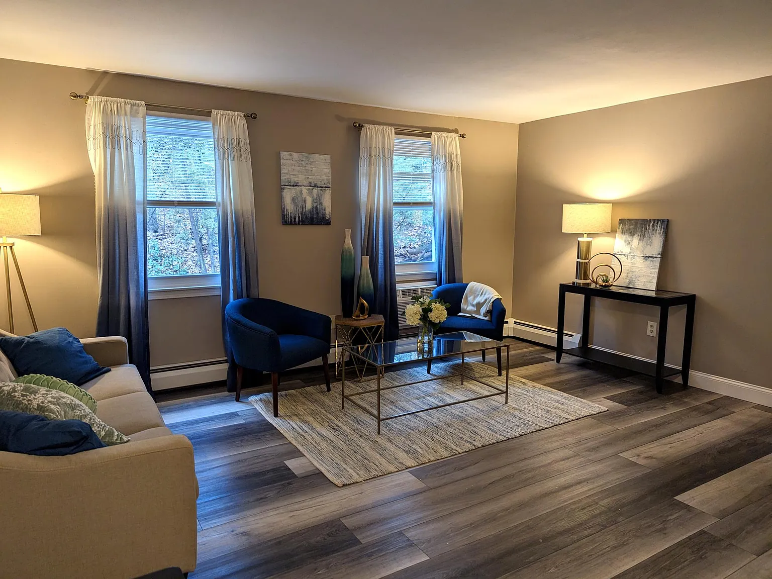 Colonial Townhouse Apartments — Photo 2