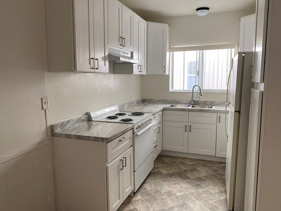 1st image of 22515 Del Valle St #7