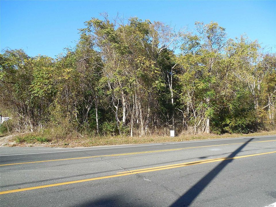 2nd image of 215 E Montauk Hwy