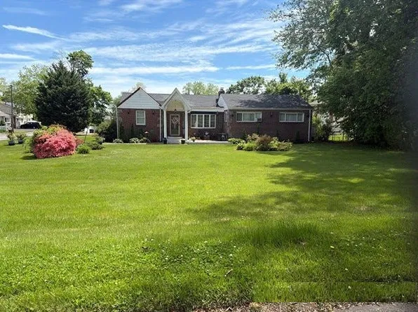 38 Hilltop Ln, Wheatley Heights, NY 11798