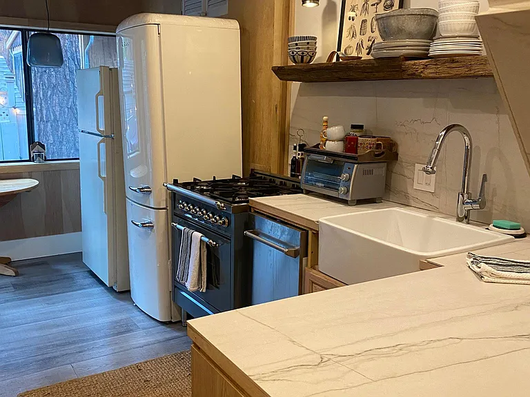 Full kitchen