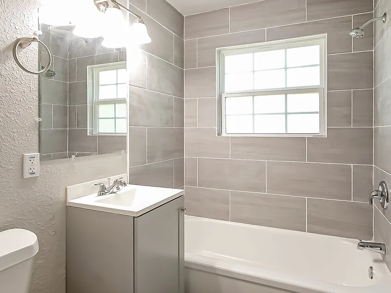 1583637_029_bathroom_13181624.jpg