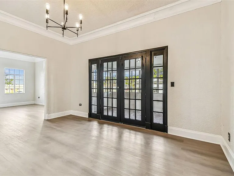 2102 W La Salle St — Photo 18