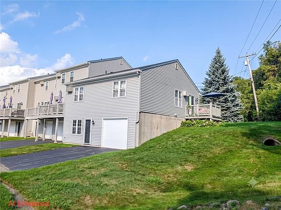 3rd image of 565 Quaker Ln APT 9