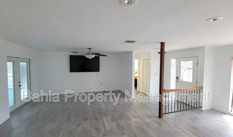 215 Meadowcross Dr — Photo 5