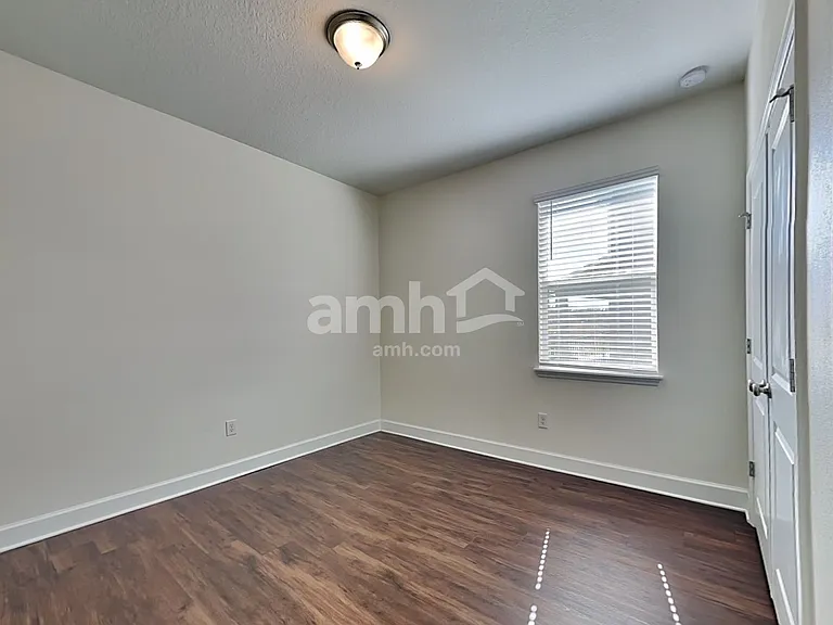 1049 Walden Pond Dr — Photo 11