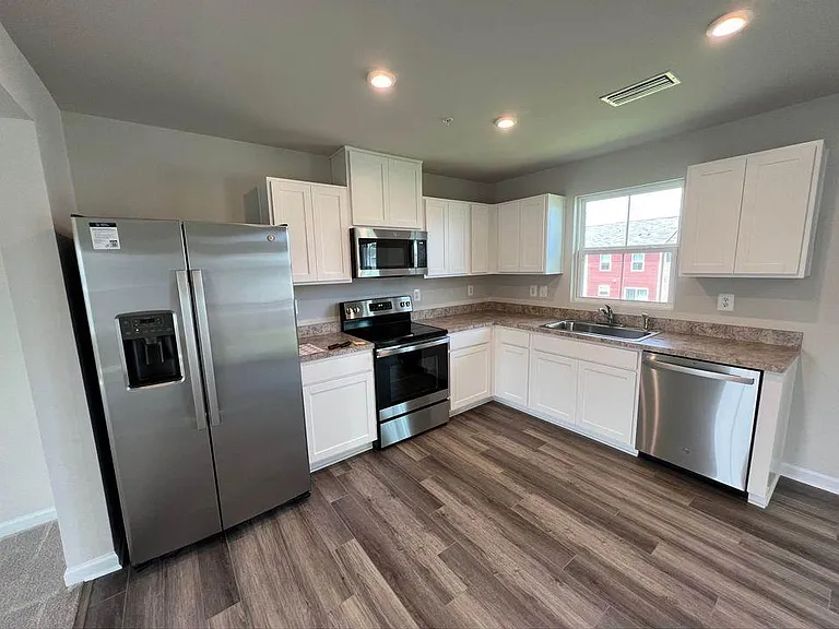 115 Butterfield Ave — Photo 6