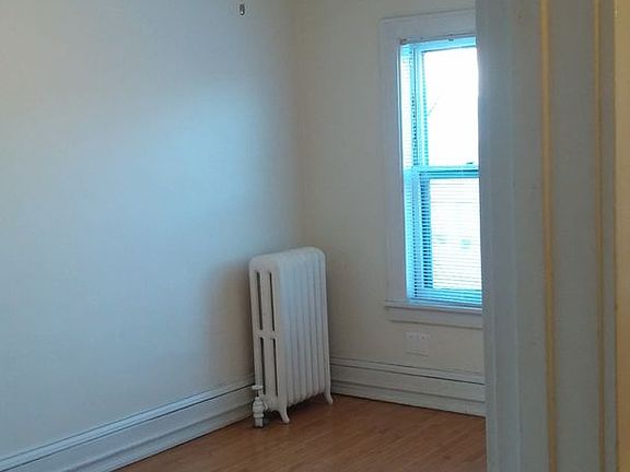 2nd image of 1929 Fremont Ave S APT 31