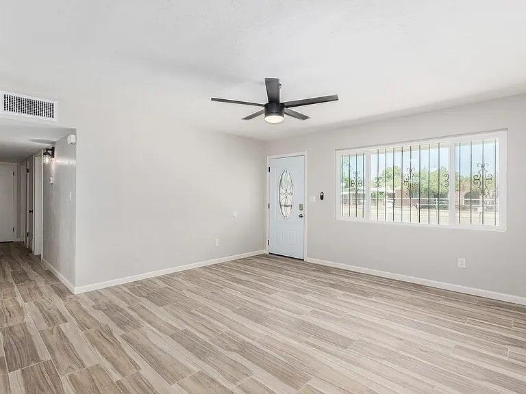 2222 E Blacklidge Dr — Photo 11