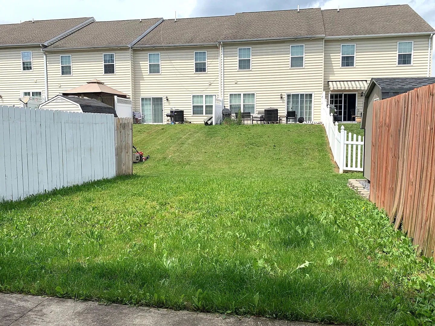 Spacious 3 bed/2.5 bath two-story townhouse — Photo 4