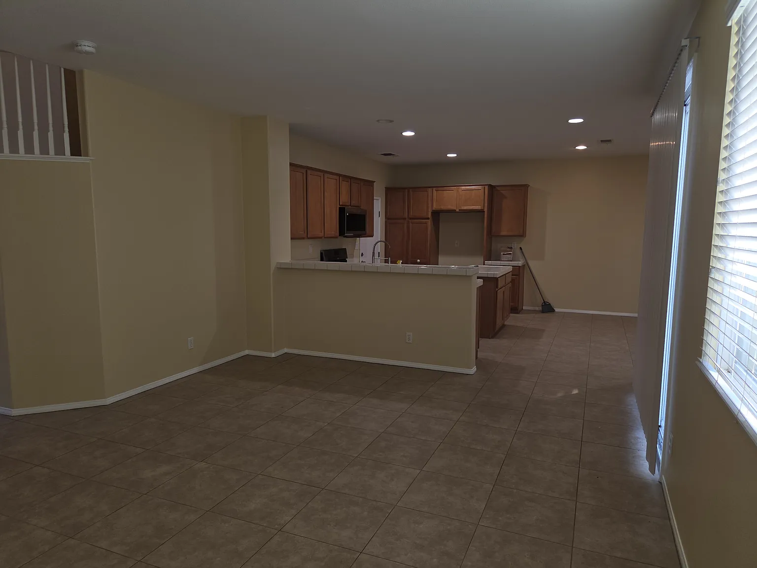 4 bed, 2.5 bath, 1948 sqft, $2,995 — Photo 3