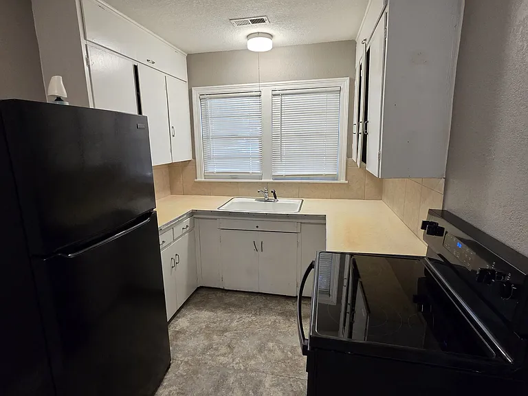 324 N Gordon Ave — Photo 1