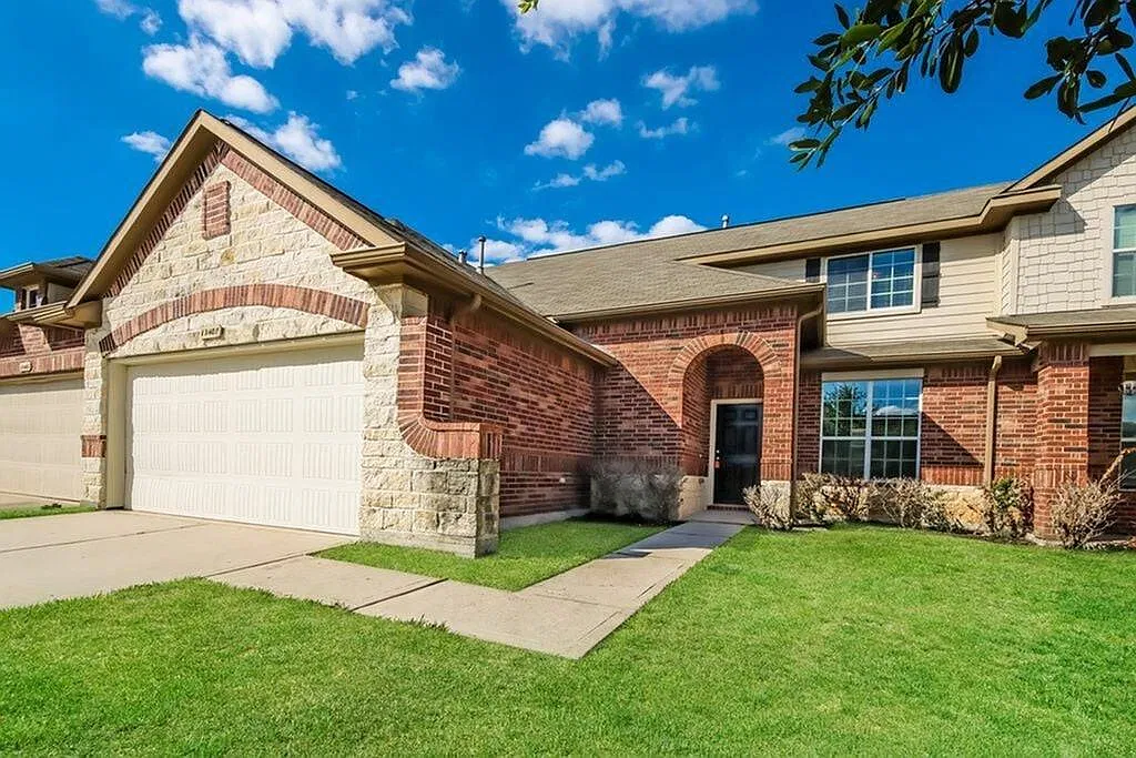 3 bed, 2.5 bath, 1669 sqft, $1,815 — Photo 1