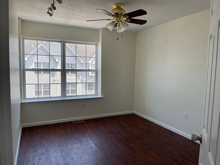 75 Prestwick Way — Photo 10