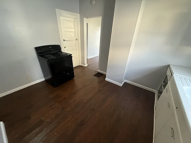 761 E Iowa St — Photo 4