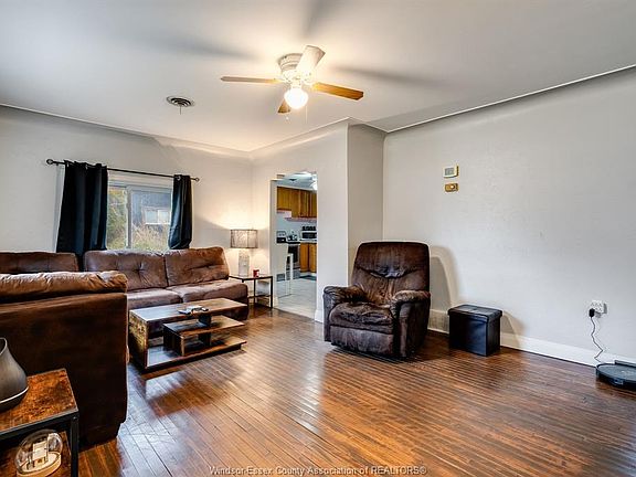 3rd image of 672 Talbot Rd