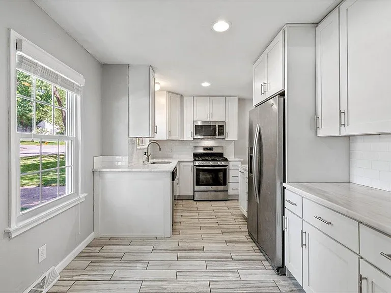 4935 Rosewood Dr — Photo 7