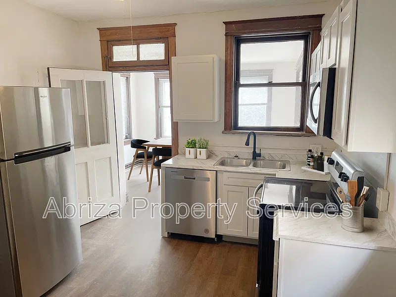 2 bed, 1.0 bath, 1030 sqft, $900 — Photo 3