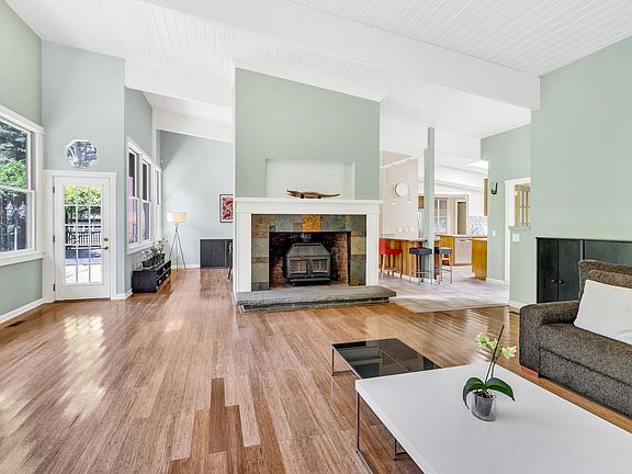 Living Room w Fireplace, 18' ceiling