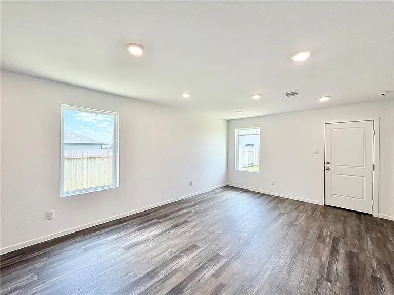 40839 Hawthorne Glades St — Photo 6