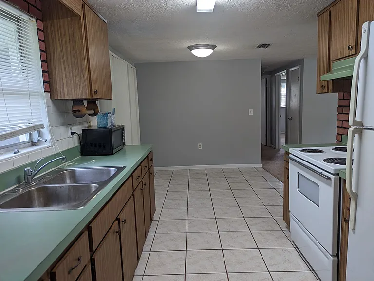 23 N Lee St — Photo 6