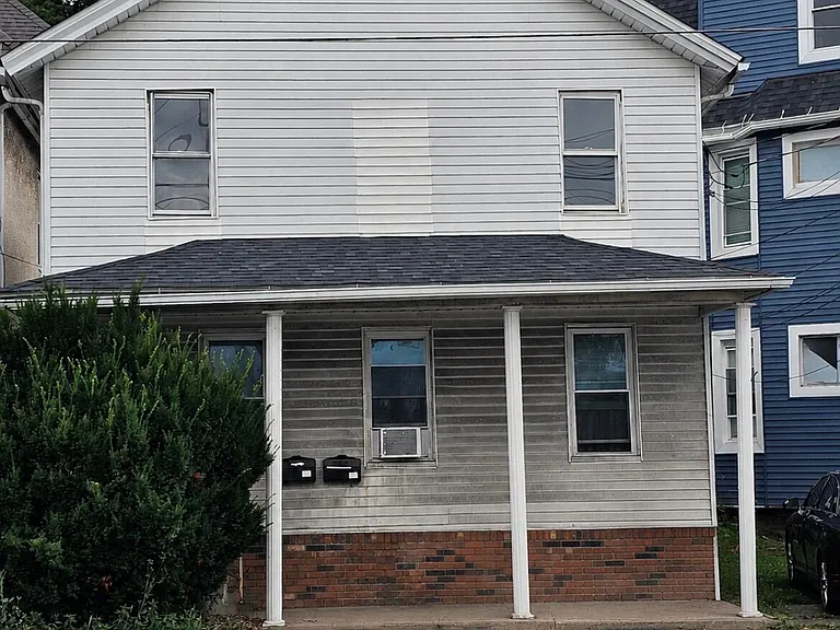 404 Railroad Ave — Photo 1