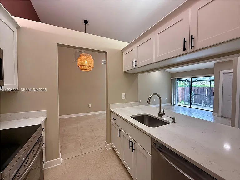 2550 N Nob Hill Rd — Photo 3