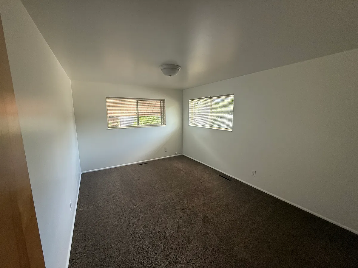 Building Photo - 35 E Hillside Ave N #3