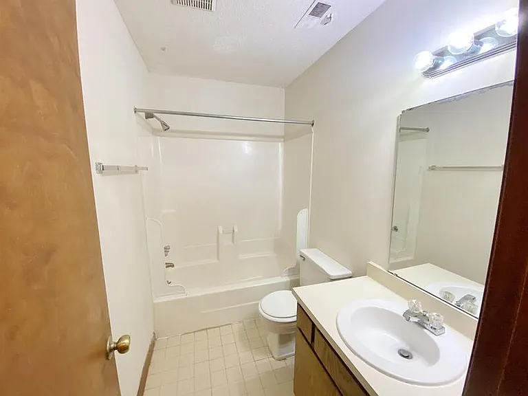 908 Hearthridge Ct #B — Photo 7