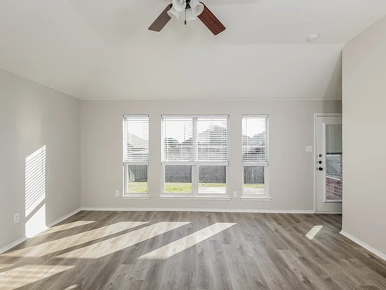 320 Foreston Dr — Photo 4