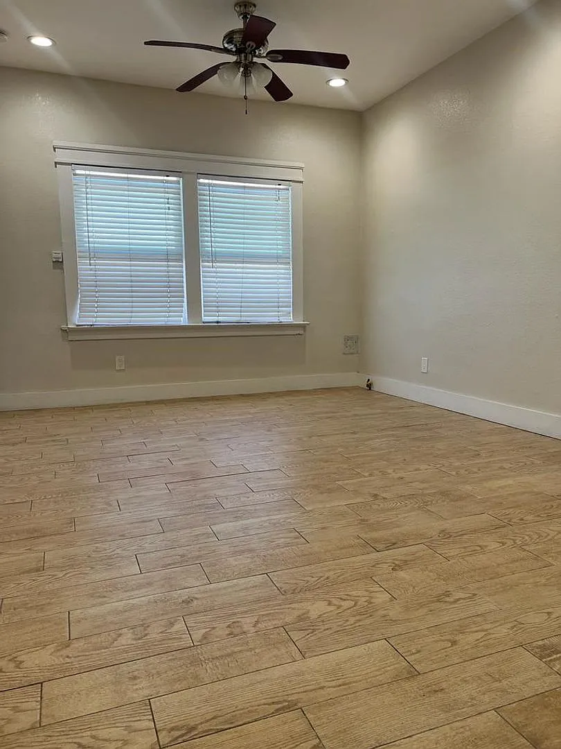Commercial Suites — Photo 4