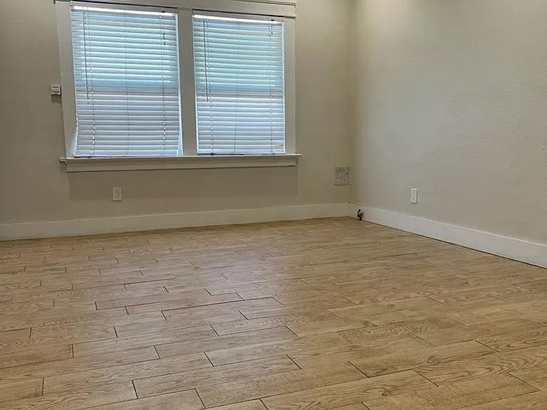 Commercial Suites — Photo 4