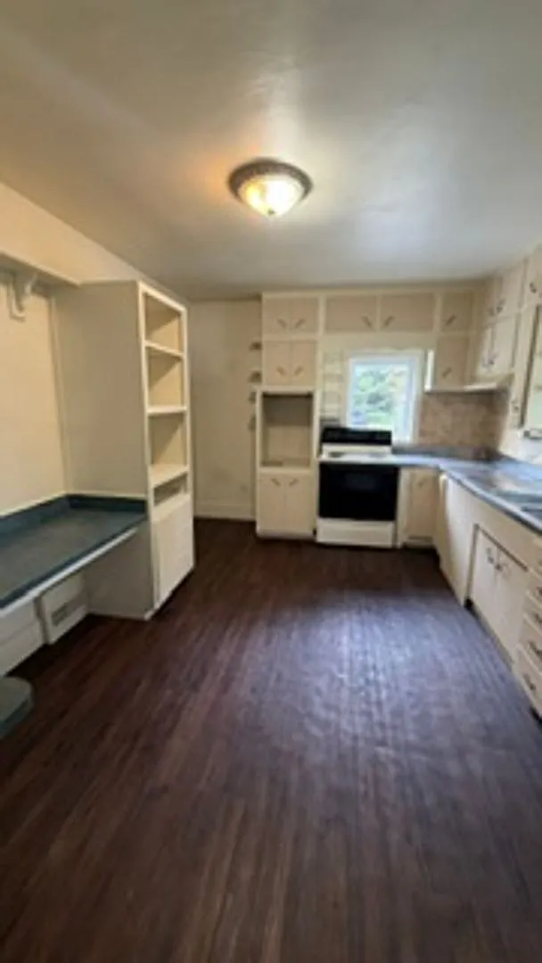 5-Bedroom Home Available in Bristol — Photo 2