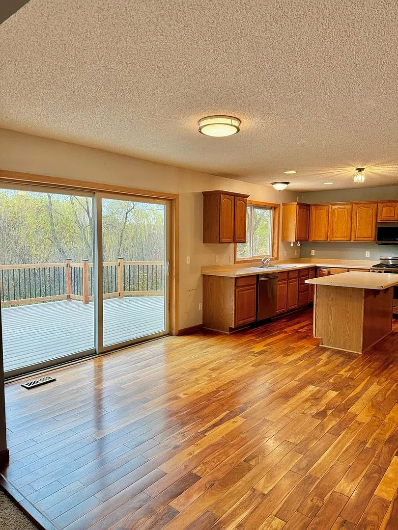 4 Bedroom Single Family Home in Forest Lake — Photo 4