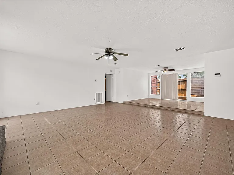 2523 Creekway Cir — Photo 8